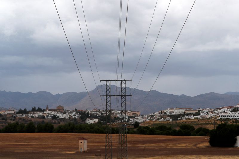 &copy; Reuters. FOTO DE ARCHIVO: Cables de alta tensión y una torre eléctrica a las afueras de Ronda, provincia de Málaga, Andalucía, España, el 14 de septiembre de 2021. REUTERS/Jon Nazca
