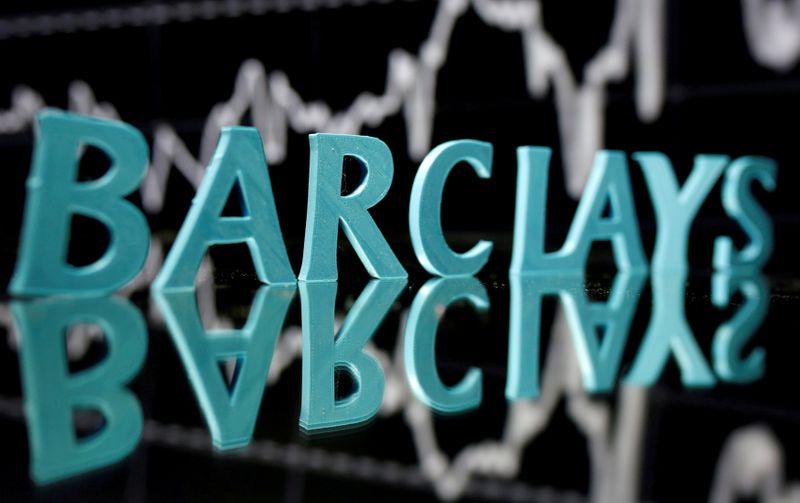 &copy; Reuters. FOTO DE ARCHIVO: El logotipo de Barclays frente a un gráfico de cotización bursátil en esta imagen de ilustración tomada el 21 de junio de 2017. REUTERS/Dado Ruvic