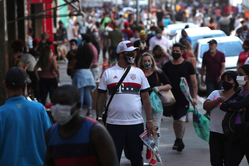 &copy; Reuters. Pedestres usando máscaras caminham em rua comercial de São Paulo
11/06/2020 REUTERS/Amanda Perobelli