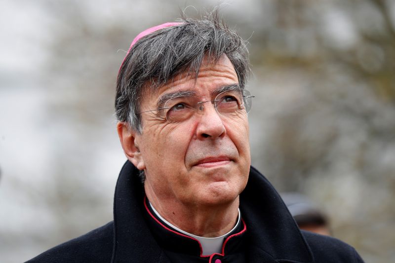 &copy; Reuters. El arzobispo de París, Michel Aupetit, participa en la procesión anual de Viernes Santo "Estaciones de la Cruz", París, Francia, 30 marzo 2018.
REUTERS/Charles Platiau