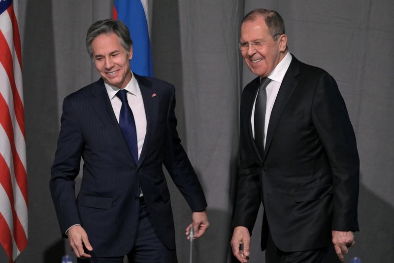 © Reuters. U.S. Secretary of State Antony Blinken and Russian Foreign Minister Sergei Lavrov smile as they greet each during a meeting of the Organization for Security and Co-operation in Europe, Stockholm, Sweden December 2, 2021. Jonathan Nackstrand/Pool via REUTERS