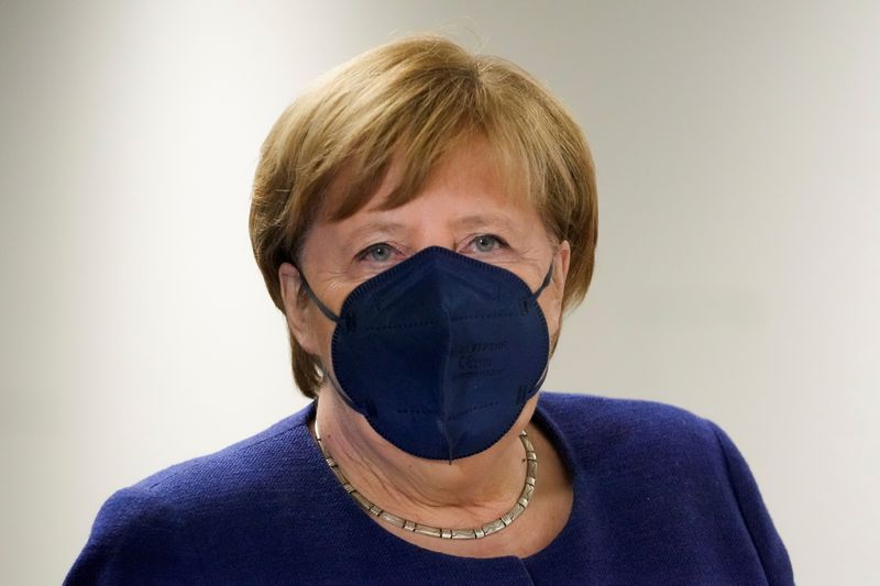 &copy; Reuters. La chancelière allemande sortante Angela Merkel a préconisé jeudi l'instauration d'une obligation vaccinale à compter du mois de février en Allemagne face à l'épidémie de COVID-19.  /Photo prise le 22 novembre 2021/REUTERS/Markus Schreiber