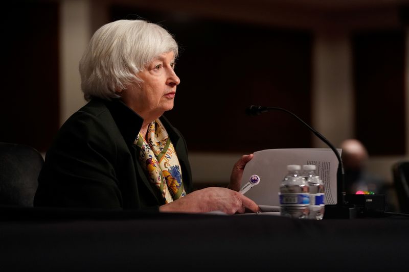 &copy; Reuters. A secretária do Tesouro, Janet Yellen, faz uma pausa enquanto fala perante uma audiência híbrida no Comitê Bancário do Senado sobre a supervisão do Departamento do Tesouro e do Federal Reserve. No Capitólio, Washington, EUA, 30 de novembro de 2021.