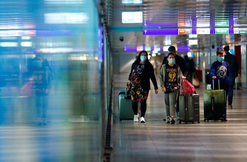 © Reuters. FILE PHOTO: Passengers walk through a terminal at Frankfurt Airport, as the spread of the coronavirus disease (COVID-19) continues in Frankfurt, Germany, April 1, 2021. REUTERS/Ralph Orlowski