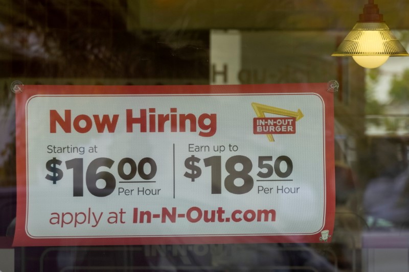 &copy; Reuters. Imagen de archivo de un letrero que anuncia que la cadena de restaurantes In-N-Out Burger busca trabajadores en su local en Encinitas, California, Estados Unidos. 10 de mayo, 2021. REUTERS/Mike Blake/Archivo