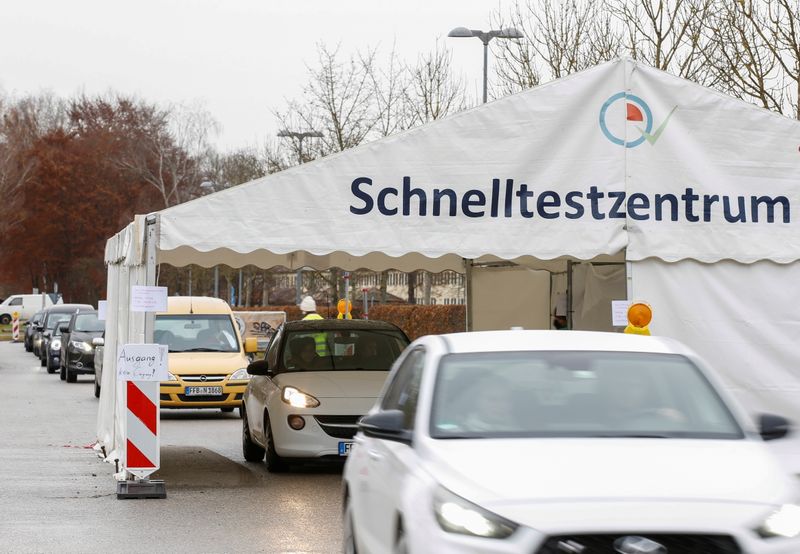 © Reuters. Diverse auto in coda nei pressi di un centro per test rapidi per il Covid-19 a Furstenfeldbruck, in Germania. REUTERS/Michaela Rehle