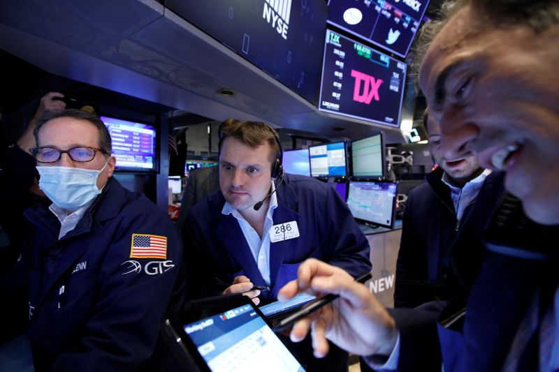 Индексы S&P 500, Dow растут на фоне подъема финсектора, акций Boeing
