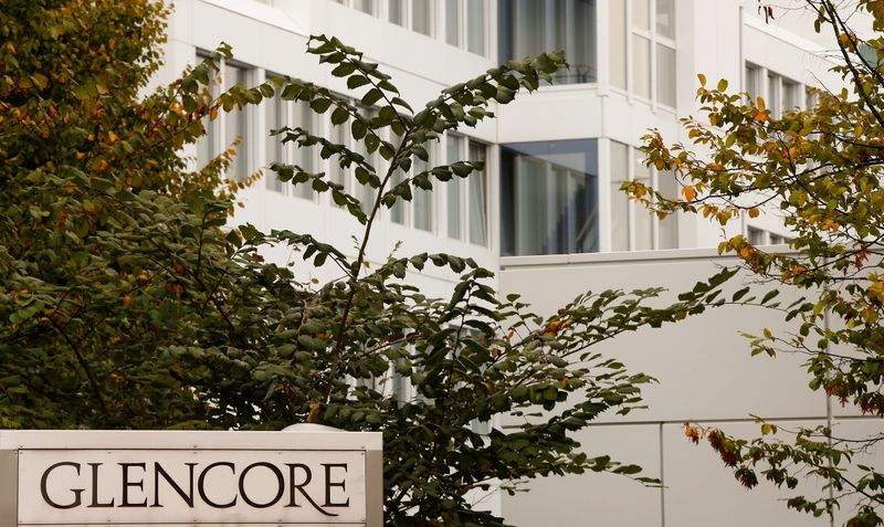 &copy; Reuters. Imagen de archivo del logo del operador de materias primas Glencore frente a la sede principal de la compañía en Baar, Suiza. 30 de septiembre, 2015. REUTERS/Arnd Wiegmann/Archivo