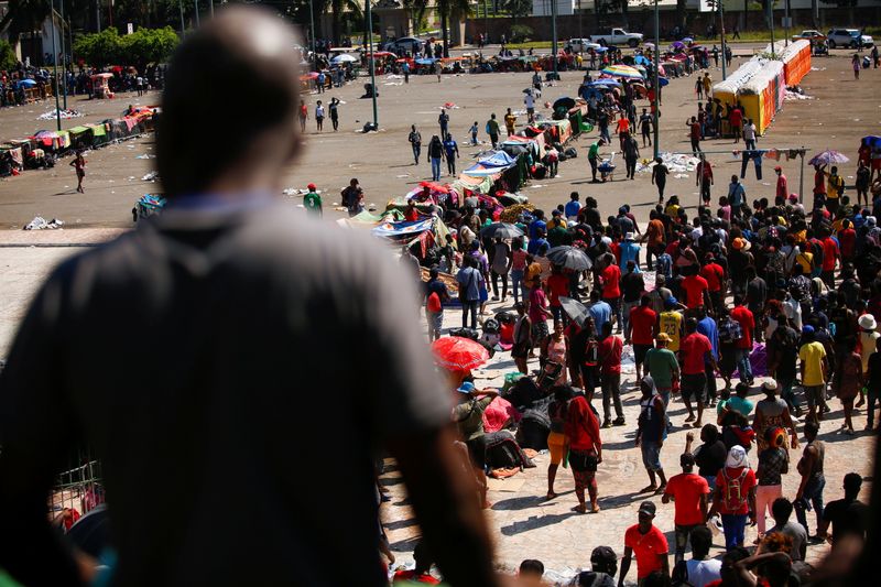 &copy; Reuters. Migrantes esperam para receber ajuda humanitária do governo mexicano em Tapachula
01/12/2021
REUTERS/Jose Luis Gonzalez