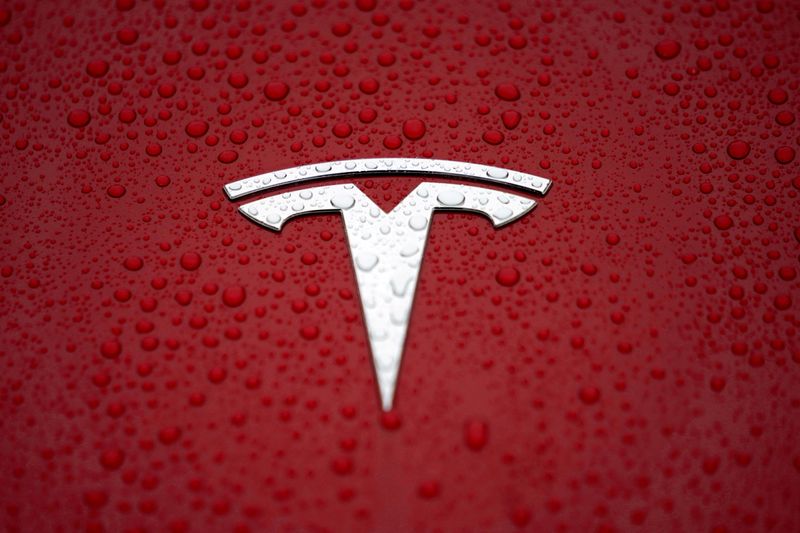 © Reuters. Logomarca da Tesla, em Xangai, China
07/01/2019
REUTERS/Aly Song