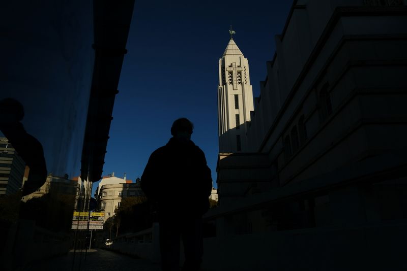 © Reuters. A person walks by a church in the center of Lisbon, Portugal, December 2, 2021. REUTERS/Pedro Nunes
