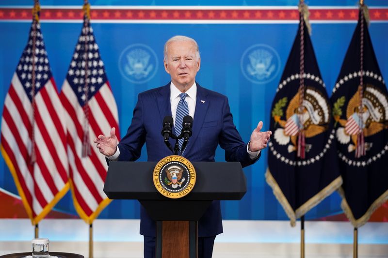 &copy; Reuters. Le président américain Joe Biden a présenté jeudi sa stratégie pour lutter contre les variants Omicron et Delta du coronavirus pendant l'hiver, notamment des mesures pour garantir la gratuité des tests de dépistage à effectuer à domicile et de no