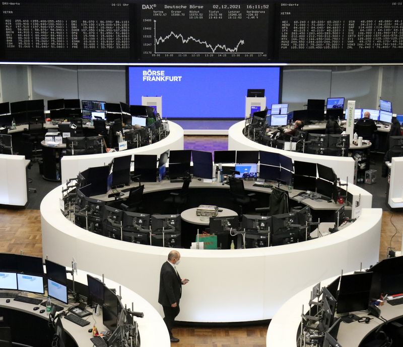 &copy; Reuters. شاشة تعرض بيانات مؤشر داكس في بورصة فرانكفورت يوم الخميس. تصوير رويترز. 