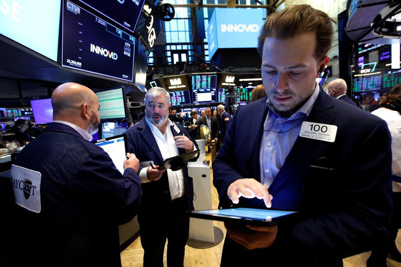 &copy; Reuters. Traders work on the floor of the New York Stock Exchange (NYSE) in New York City, U.S., December 1, 2021.  REUTERS/Brendan McDermid