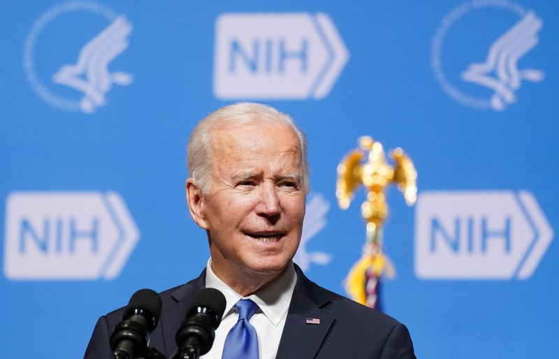 © Reuters. U.S. President Joe Biden speaks about his administration's plan to fight the coronavirus disease (COVID-19) with the emergence of the Omicron variant, during his visit to the National Institutes of Health, in Bethesda, Maryland, U.S., December 2, 2021. REUTERS/Kevin Lamarque