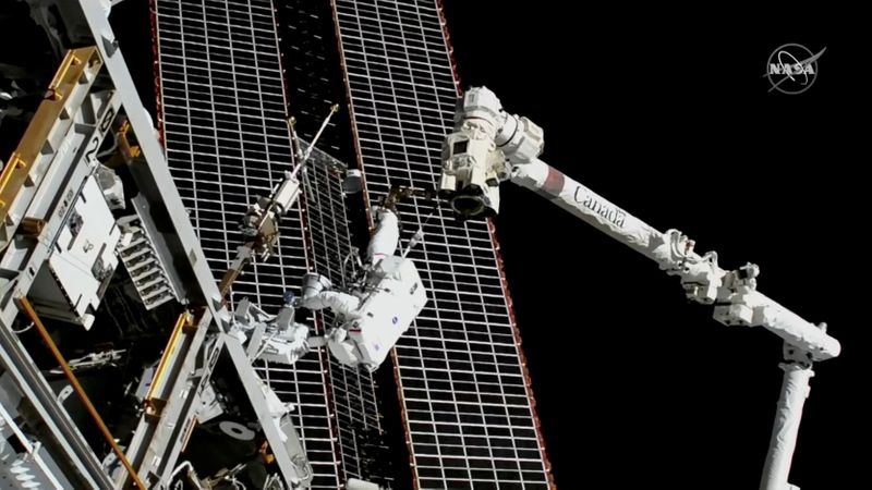 Astronautas da Nasa substituem antena defeituosa da Estação Espacial durante caminhada no espaço