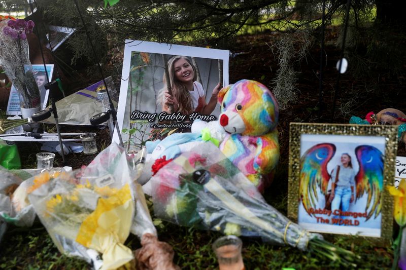 © Reuters. FILE PHOTO: A makeshift memorial for Gabby Petito is seen, after a woman's body found in a Wyoming national park was identified as that of the missing 22-year-old travel blogger, near North Port City Hall in North Port, Florida, U.S., September 22, 2021. REUTERS/Shannon Stapleton