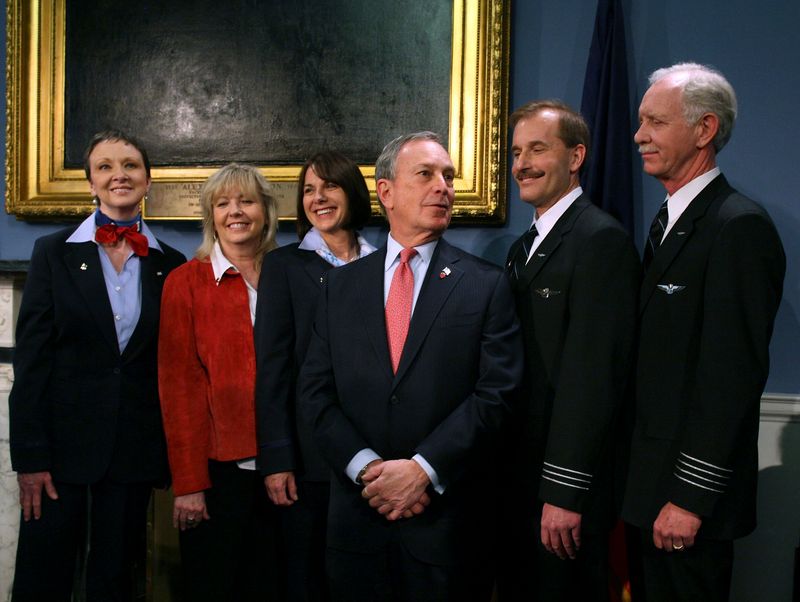 &copy; Reuters. FILE PHOTO: New York City Mayor Michael Bloomberg (C) poses with the crew of U.S. Airways Flight 1549, (L-R) flight attendants Doreen Welsh, Donna Dent, Sheila Dail, co-pilot Jeff Skiles and pilot Chesley B. 'Sully' Sullenberger, after they received their
