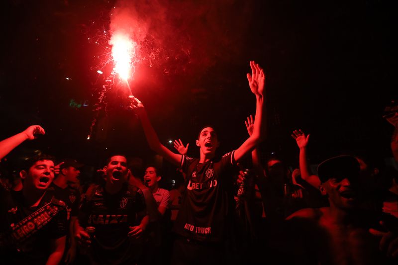 &copy; Reuters. مشجعو فريق أتليتيكو مينيرو يحتفلون باحراز لقب الدوري البرازيلي لكرة القدم بعد فوزه على باهيا في بيلو هوريزونتي بالبرازيل يوم الخميس. تصوير: