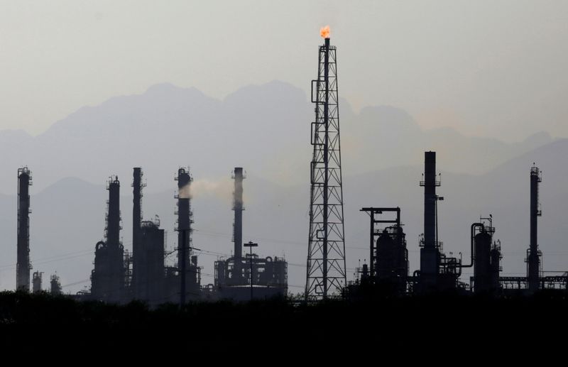 © Reuters. FILE PHOTO: General view shows Mexican state oil firm Pemex's Cadereyta refinery, in Cadereyta, on the outskirts of Monterrey, Mexico April 20, 2020. REUTERS/Daniel Becerril/File Photo