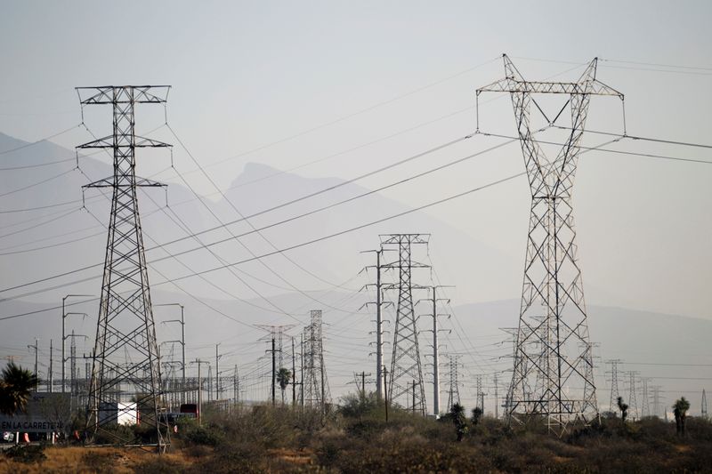 &copy; Reuters. Foto de archivo: La vista general muestra las líneas eléctricas de alta tensión propiedad de la empresa de energía eléctrica estatal de México conocida como CFE, en Santa Catarina.