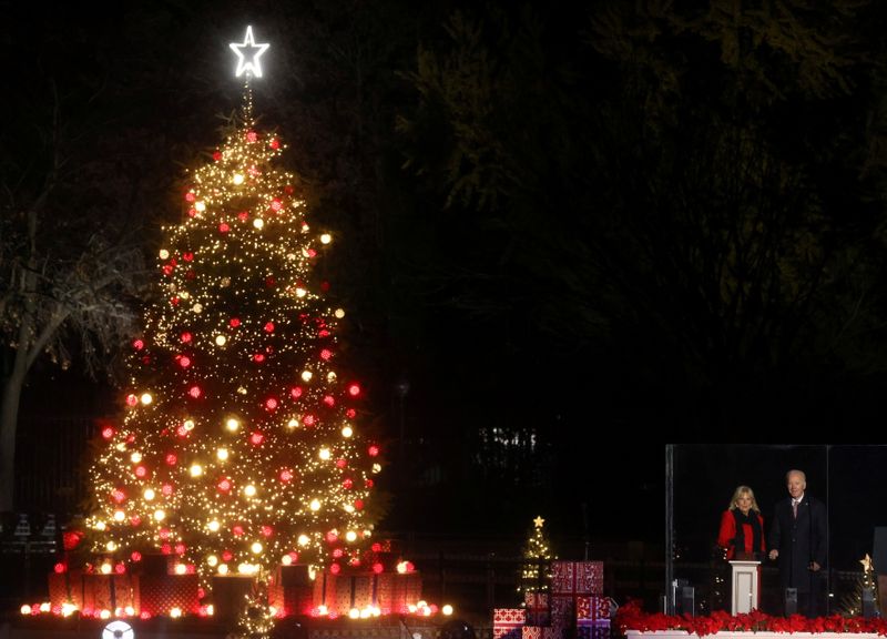 &copy; Reuters. الرئيس الأمريكي جو بايدن وزوجته جيل في الحفل الوطني لإضاءة شجرة عيد الميلاد بالقرب من البيت الأبيض في واشنطن يوم الخميس. تصوير: ليا ميليس - ر