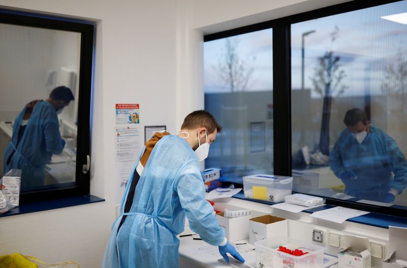 Coronavirus: Douze cas de contamination par Omicron identifiés en France