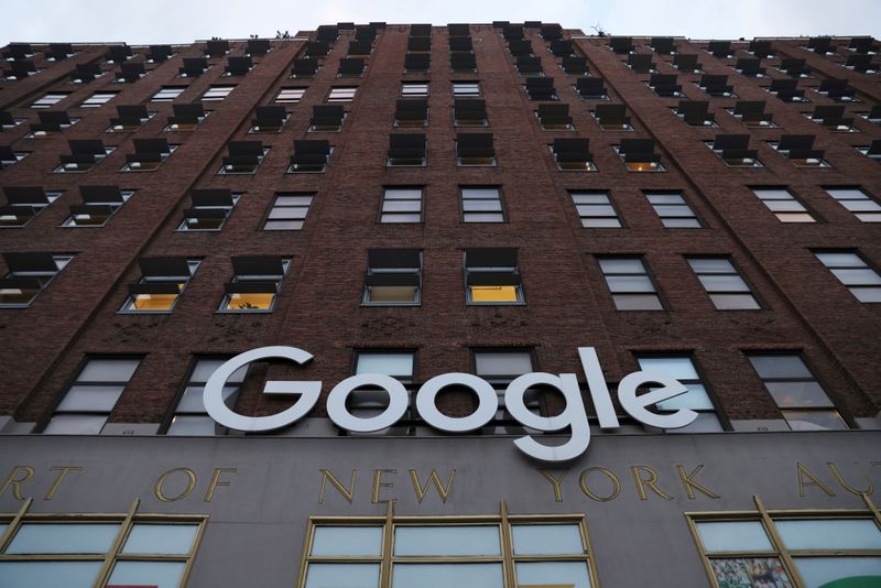 &copy; Reuters. شعار جوجل أمام مكتبها في مانهاتن بنيويورك يوم 17 نوفمبر تشرين الثاني 2021. تصوير: آندرو كيلي - رويترز. 
