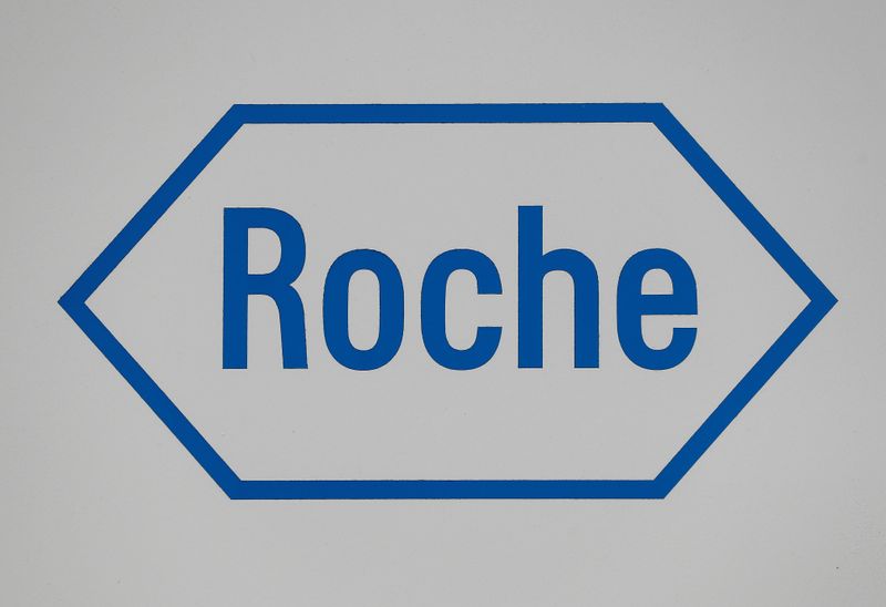 &copy; Reuters. FOTO DE ARCHIVO: Cartel en un sitio de diagnóstico para el gigante farmacéutico suizo Roche, en Burgess Hill, el Reino Unido, el 7 de octubre de 2020. REUTERS/Peter Nicholls/File Photo