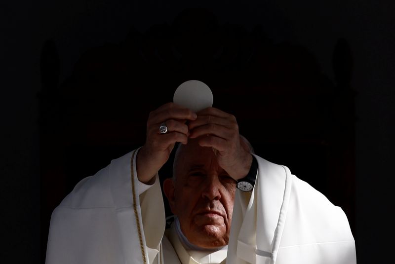 &copy; Reuters. البابا فرنسيس يرأس قداسا في ملعب في نيقوسيا يوم الجمعة. تصوير: جوليلمو مانجاباني- رويترز.
