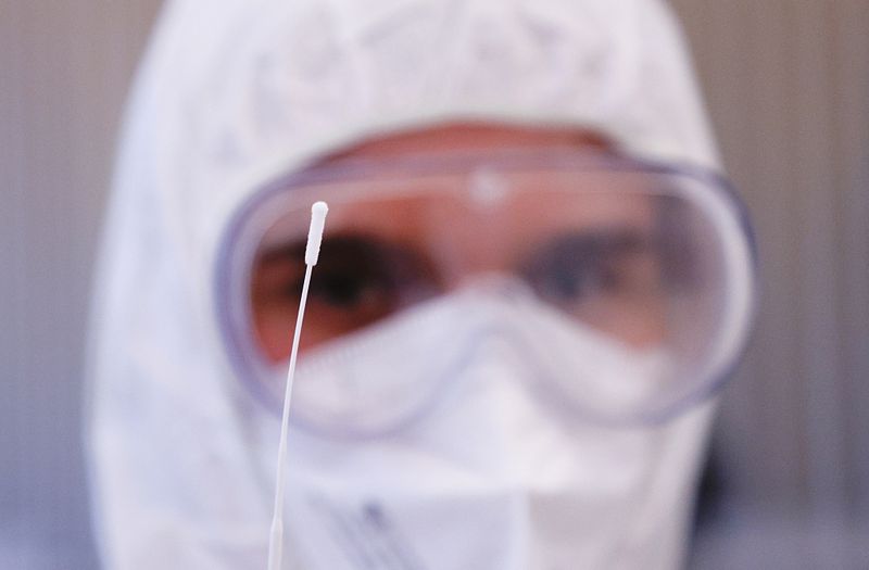 &copy; Reuters. Un operatore sanitario con in mano un test antigenico rapido per il Covid-19 a Vienna. 3 febbraio 2021.   REUTERS/Leonhard Foeger/File Photo