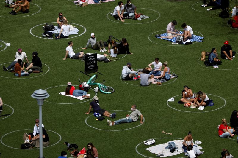 &copy; Reuters. FOTO DE ARCHIVO: La gente en Domino Park en círculos pintados como pautas de distanciamiento social durante el brote de la enfermedad del coronavirus (COVID-19) en Brooklyn, Nueva York, Estados Unidos, 24 de mayo de 2020. REUTERS/Andrew Kelly