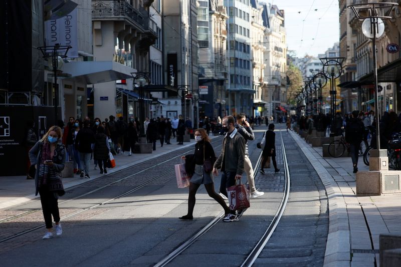 &copy; Reuters. La gente camina en el centro de la ciudad antes de las nuevas medidas de cierre durante el brote de la enfermedad del coronavirus (COVID-19), en Ginebra, Suiza 2 de noviembre de 2020. REUTERS/Denis Balibouse/foto de archivo