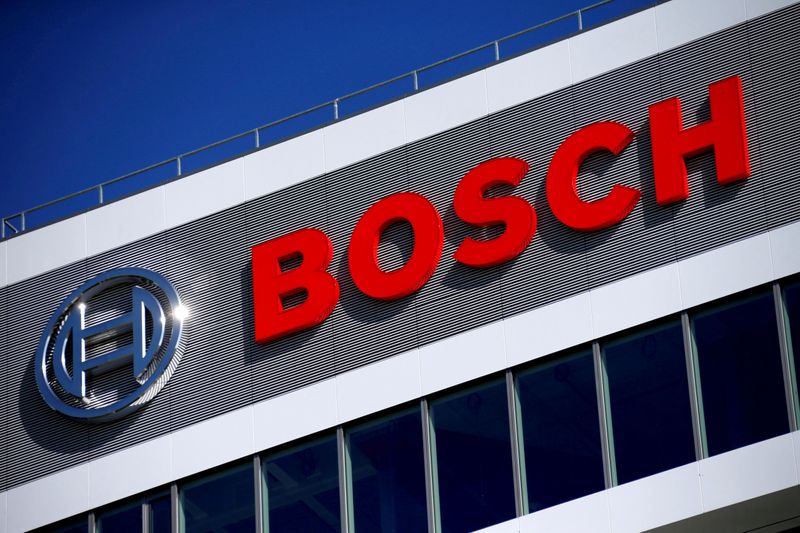 &copy; Reuters. Les salariés de l'usine Bosch de Rodez (Aveyron), emblématique des défis auxquels sont confrontés les sites industriels spécialisés dans le diesel, ont voté à une très large majorité en faveur de la restructuration drastique proposée par l'équ