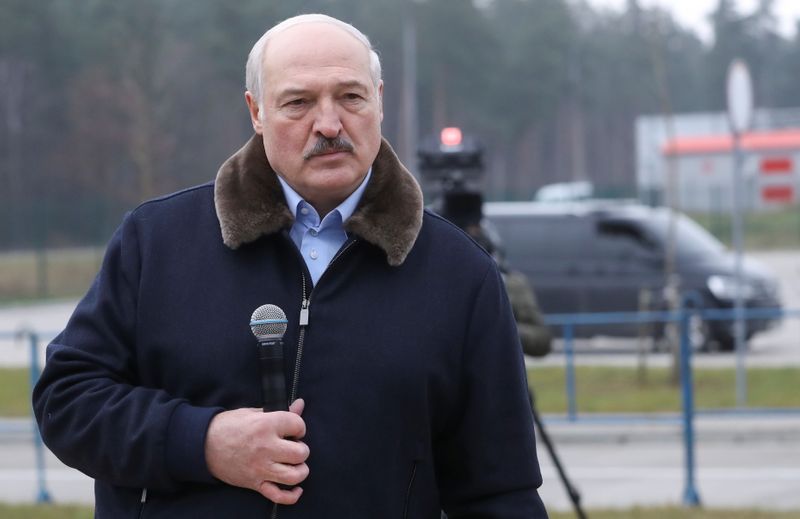 © Reuters. FILE PHOTO: Belarusian President Alexander Lukashenko speaks to migrants as he visits the transport and logistics centre Bruzgi on the Belarusian-Polish border, in the Grodno region, Belarus November 26, 2021. REUTERS/Kacper Pempel