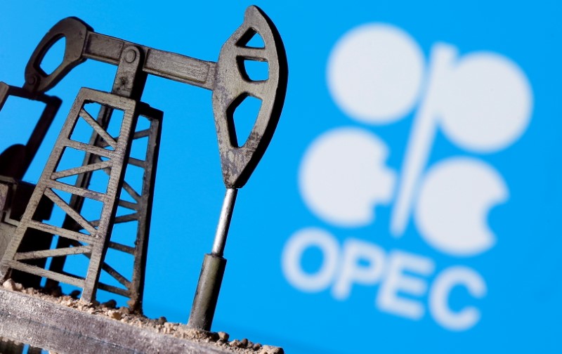 &copy; Reuters. Una miniatura di una pompa petrolifera davanti al logo Opec. REUTERS/Dado Ruvic