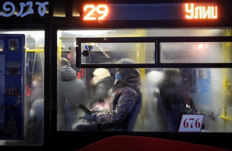 &copy; Reuters. FILE PHOTO: A passenger wears a face mask in a bus amid the outbreak of the coronavirus disease (COVID-19) in Kazan, Russia November 22, 2021.  REUTERS/Artem Dergunov