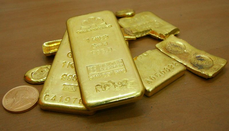 Золото может снизиться третью неделю подряд из-за разговоров об ускорении сворачивания стимулов