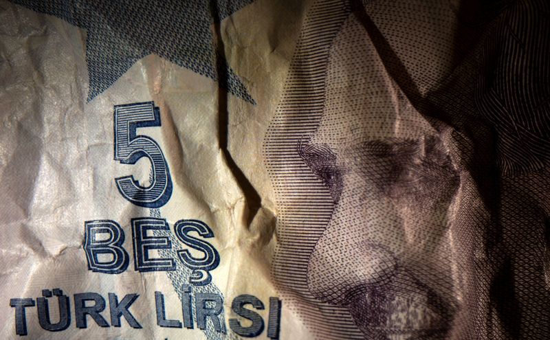 &copy; Reuters. FILE PHOTO: A crumpled Turkish Lira banknote is seen in this illustration taken October 25, 2021. REUTERS/Dado Ruvic/Illustration/File Photo