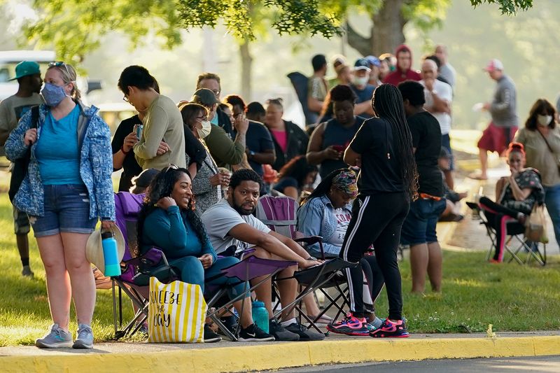© Reuters. FILE PHOTO: Hundreds of people line up outside the Kentucky Career Center, over two hours prior to its opening,  to find assistance with their unemployment claims, in Frankfort, Kentucky, U.S. June 18, 2020. REUTERS/Bryan Woolston