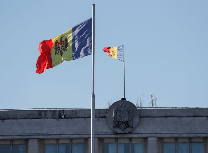 © Reuters. Moldova's national flags are seen in central Chisinau, Moldova January 19, 2019. Picture taken January 19, 2019. REUTERS/Gleb Garanich