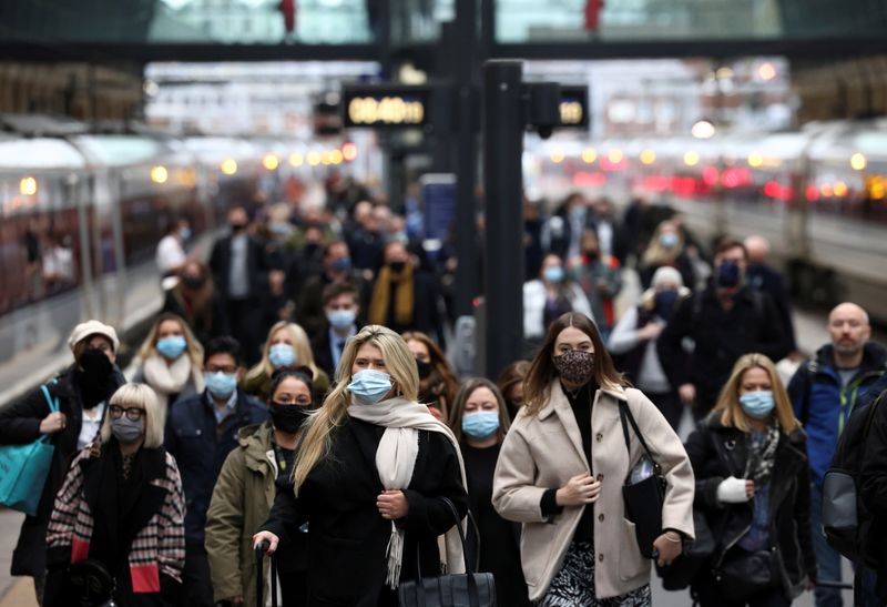 © Reuters. La gente camina a lo largo de una plataforma en la estación de tren de Kings Cross durante la hora pico de la mañana, en medio del brote de COVID-19 en Londres, Reino Unido, 1 de diciembre de 2021. REUTERS/Henry Nicholls