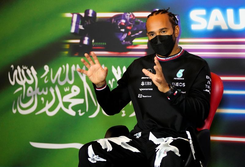 &copy; Reuters. لويس هاميلتون يتحدث في مؤتمر صحفي في حلبة جدة قبل بدء بأول سباق لبطولة العالم فورمولا 1 للسيارات بالسعودية يوم 2 ديسمبر كانون الأول 2021. صورة ل