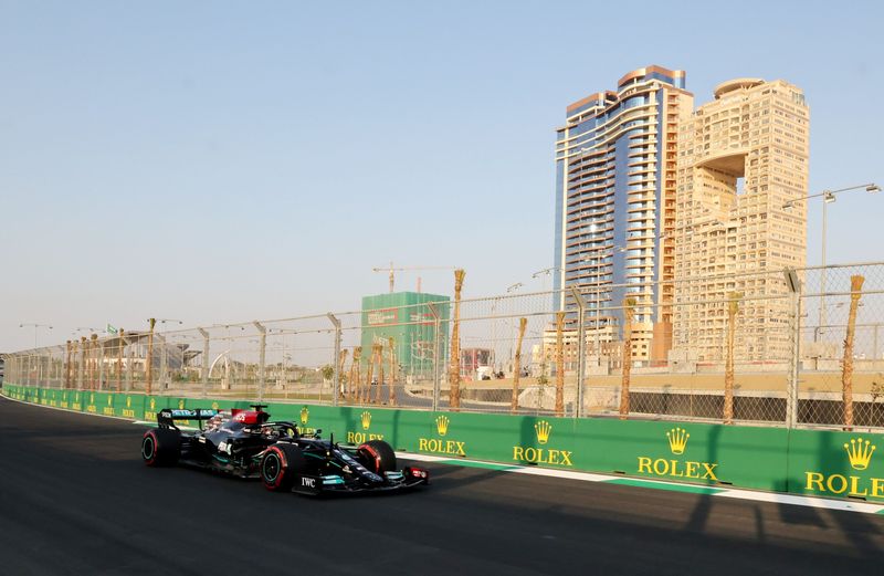 Hamilton supera a Verstappen en la práctica inaugural del Gran Premio de Arabia Saudita