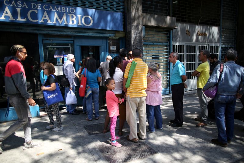 © Reuters. FILE PHOTO: People wait in line outside of a currency exchange house in Caracas, Venezuela, February 5, 2019. REUTERS/Andres Martinez Casares/File Photo