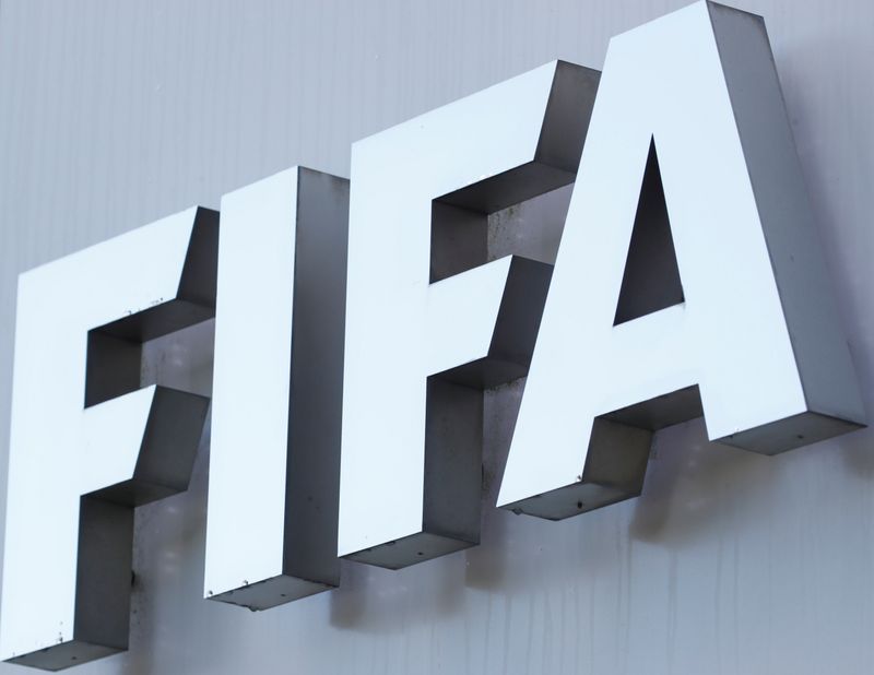 © Reuters. شعار الاتحاد الدولي لكرة القدم (الفيفا) خارج مقره في زيوريخ في سويسرا في صورة من أرشيف رويترز. 

