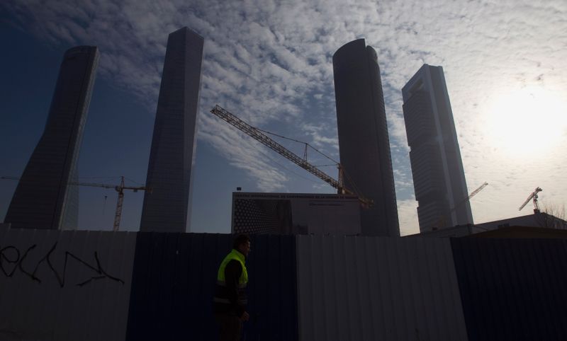 &copy; Reuters. FILE PHOTO: A worker walks past the Cuatro Torres financial district in Madrid January 14, 2012.  REUTERS/Sergio Perez  