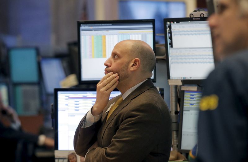 © Reuters. FILE PHOTO: Traders work on the main trading floor of the New York Stock Exchange shortly after the opening bell of the trading session in New York January 15, 2016. REUTERS/Brendan McDermid