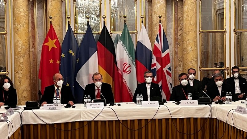 &copy; Reuters. Les discussions indirects entre les États-Unis et l'Iran pour sauver l'accord de 2015 sur le nucléaire iranien, qui ont frôlé la crise vendredi, ont été interrompues et reprendront la semaine prochaine, les responsables européens exprimant leur con