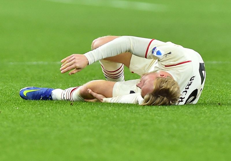 &copy; Reuters. الدنمركي سيمون كير مدافع ميلان على الأرض بعد إصابة في مباراة أمام جنوة في دوري الدرجة الأولى الإيطالي لكرة القدم في أول ديسمبر كانون الأول 20